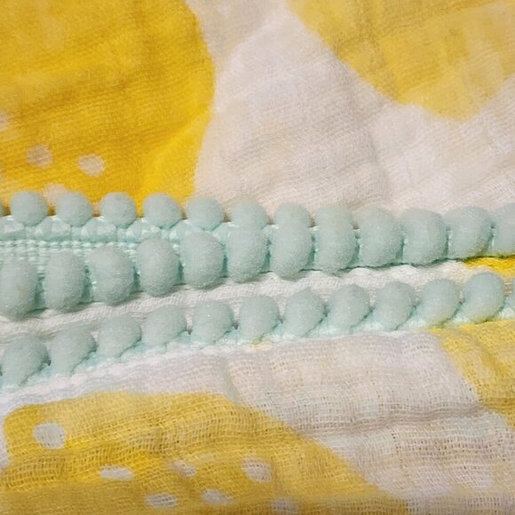 Cloud Island muslin swaddle blanket bundle of 2 Lemons with pompoms Mint green - Picture 5 of 11
